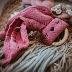 Hi Little One - Przytulanka z organicznej BIO bawełny GOTS z gryzakiem Sleepy Bunny cozy muslin with wood teether 2in1 Baby Pink